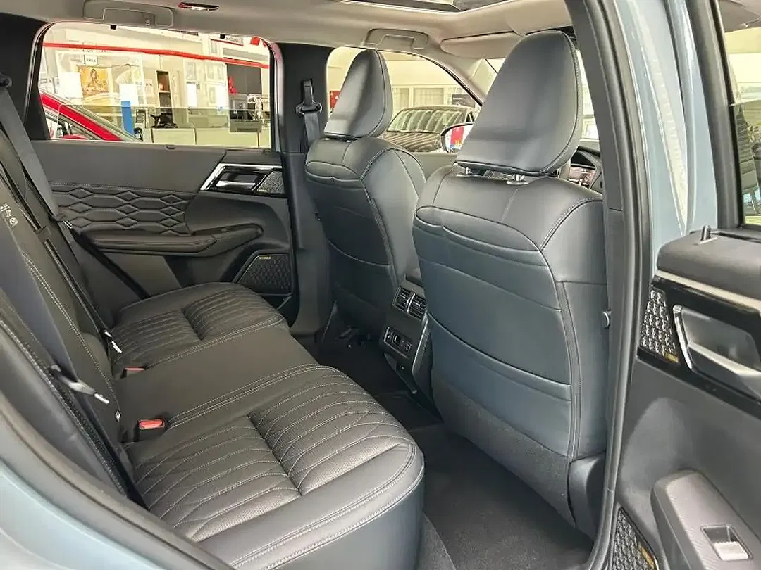 Mitsubishi Outlander - Thumbnail 12