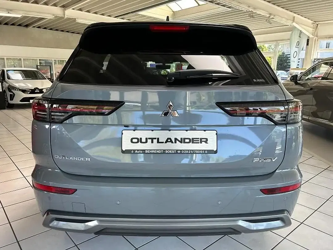 Mitsubishi Outlander - Thumbnail 3