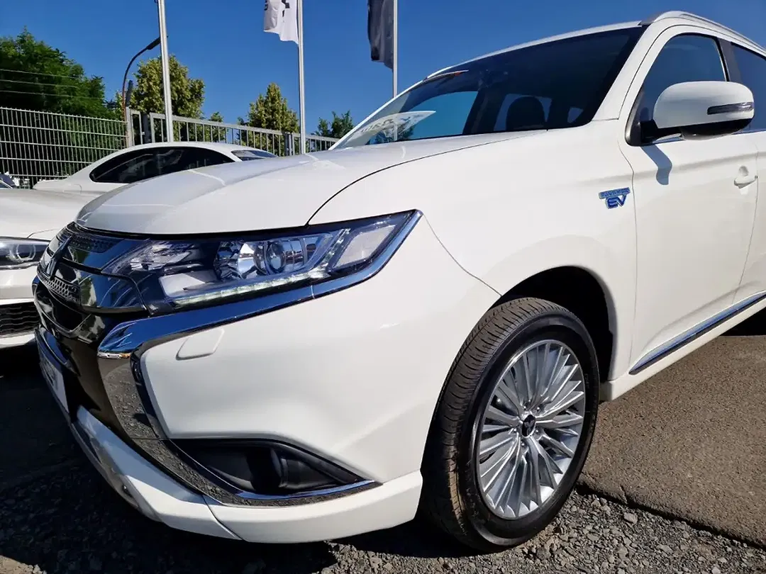 Mitsubishi Outlander - Thumbnail 6
