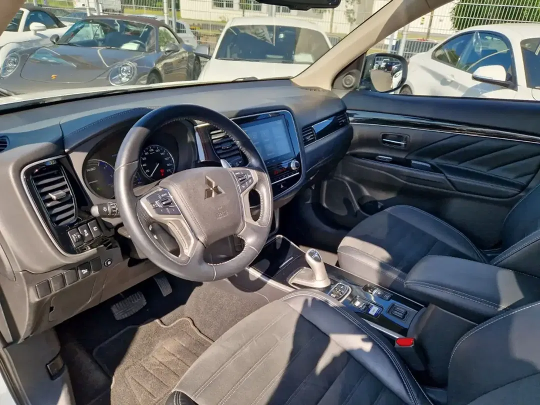 Mitsubishi Outlander - Thumbnail 8