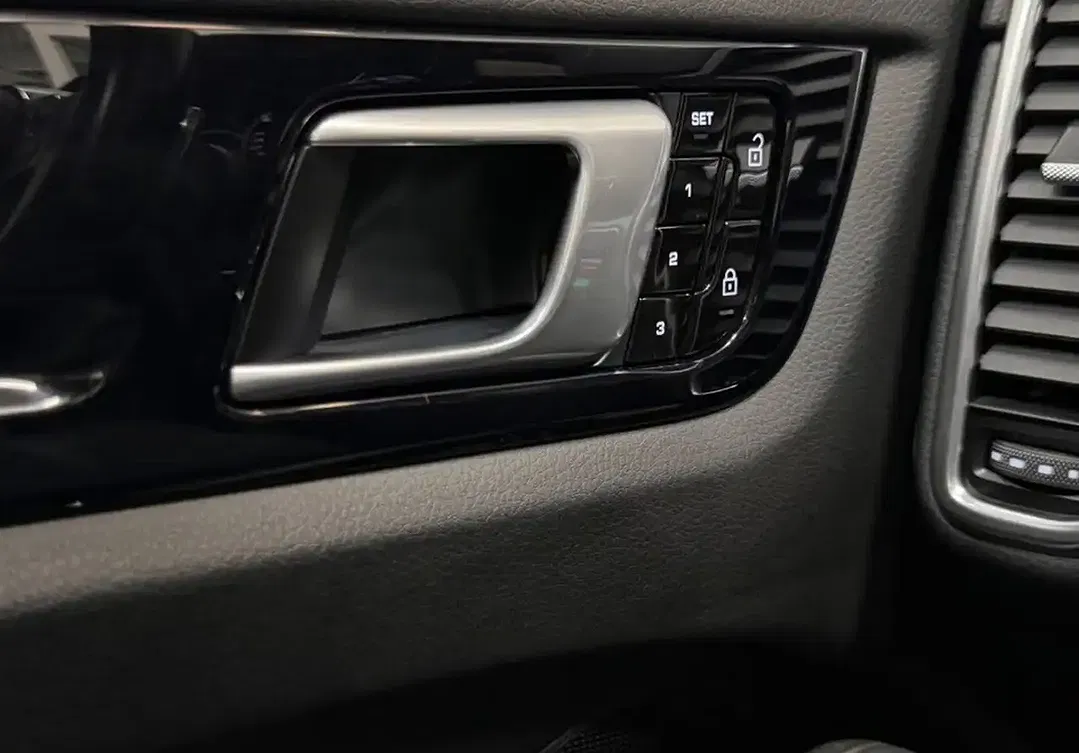 Porsche Cayenne - Thumbnail 12