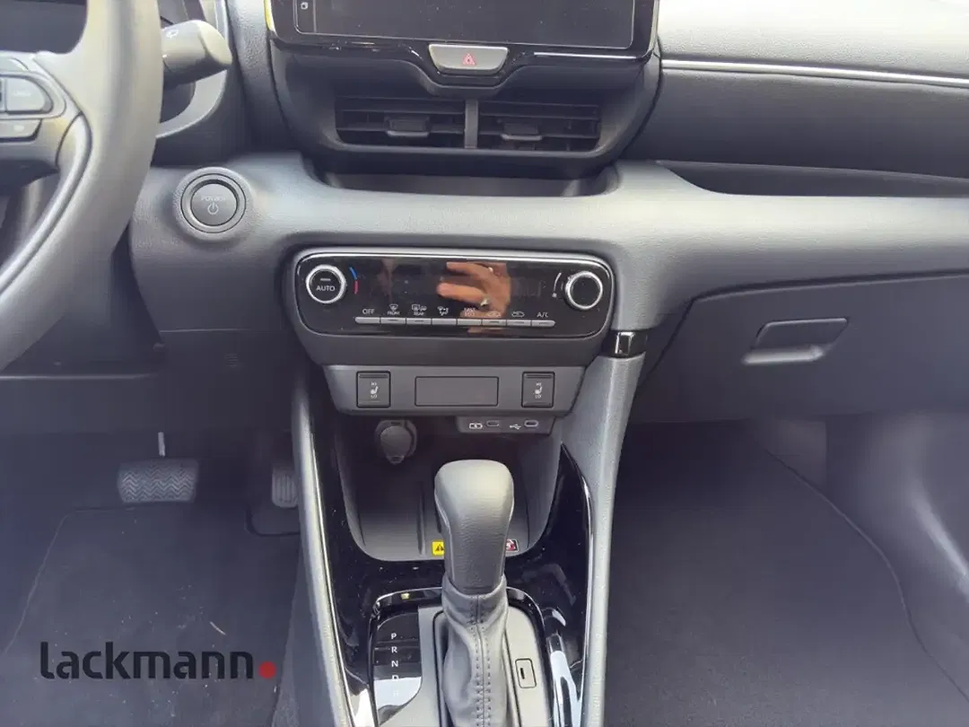 Toyota Yaris - Thumbnail 13