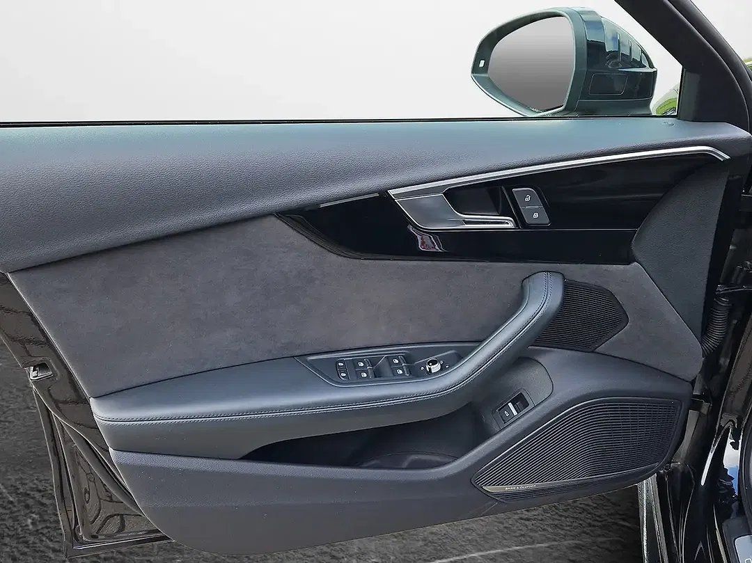 Audi RS4 - Thumbnail 6