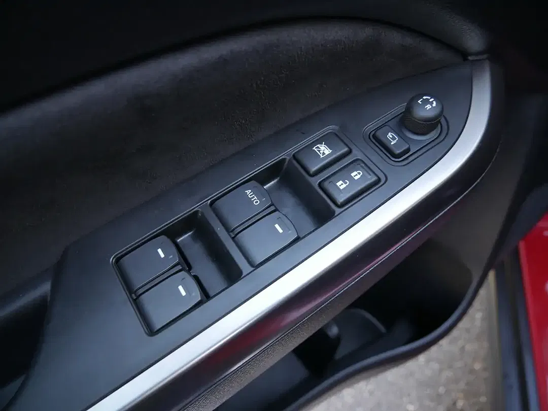 Suzuki Vitara - Thumbnail 10