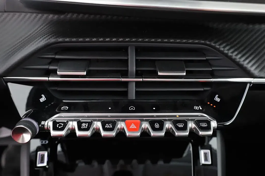 Peugeot 208 - Thumbnail 11