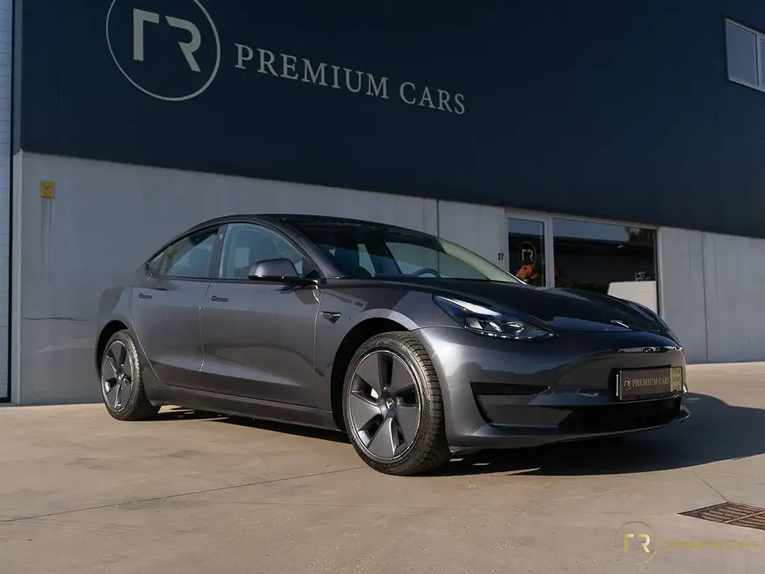 Tesla Model 3 - Thumbnail 6