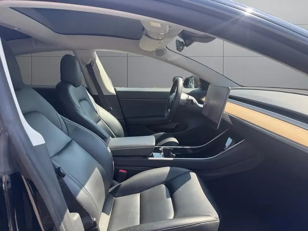 Tesla Model 3 - Thumbnail 3