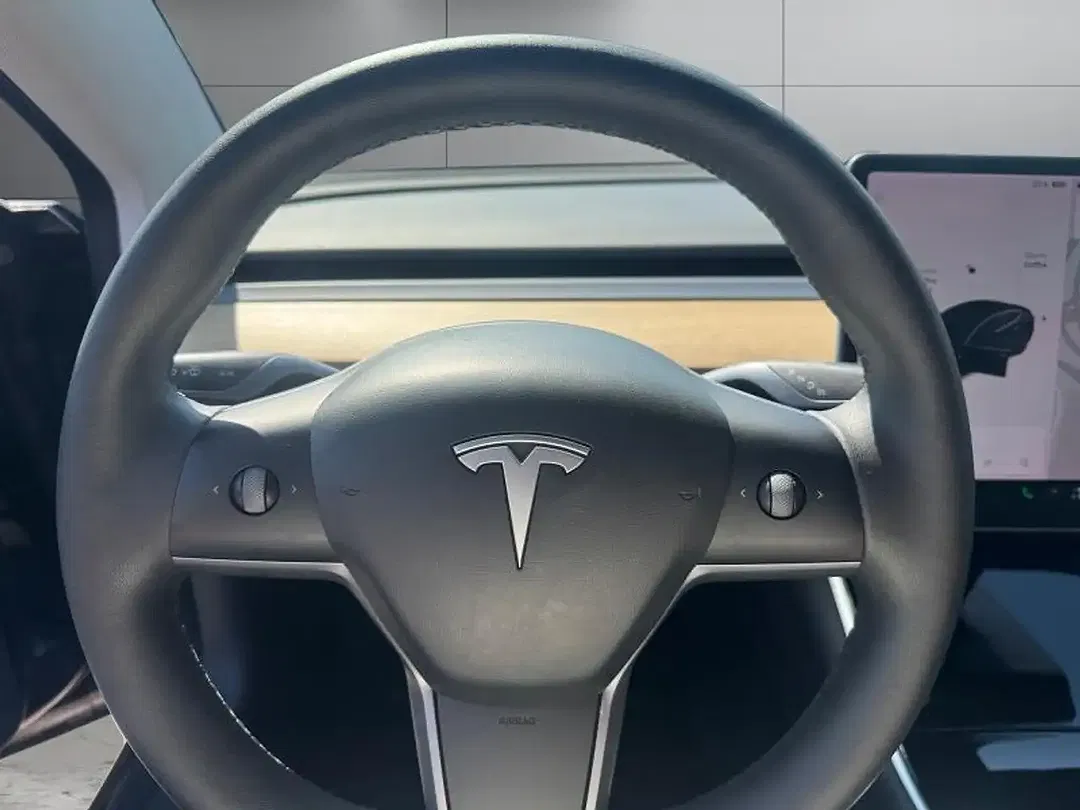 Tesla Model 3 - Thumbnail 6