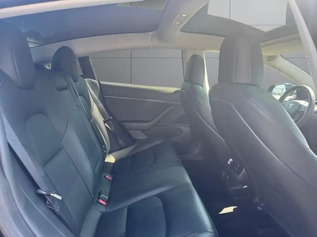 Tesla Model 3 - Thumbnail 7
