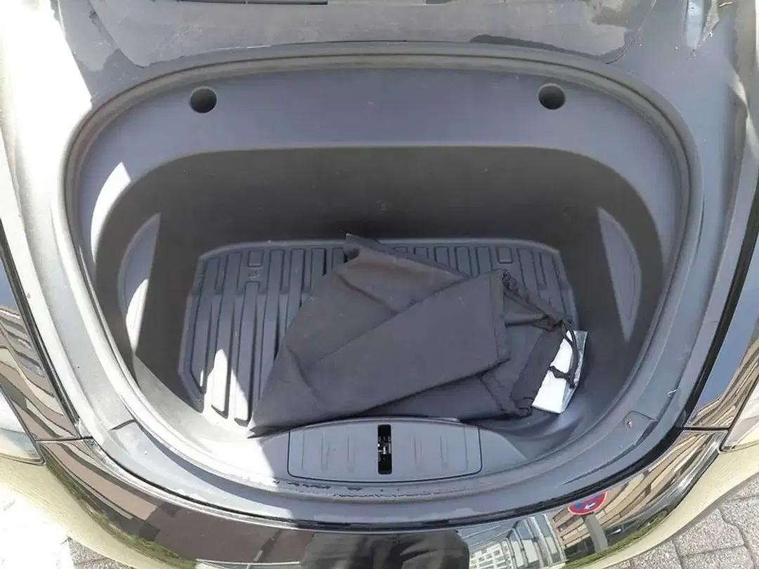 Tesla Model 3 - Thumbnail 12