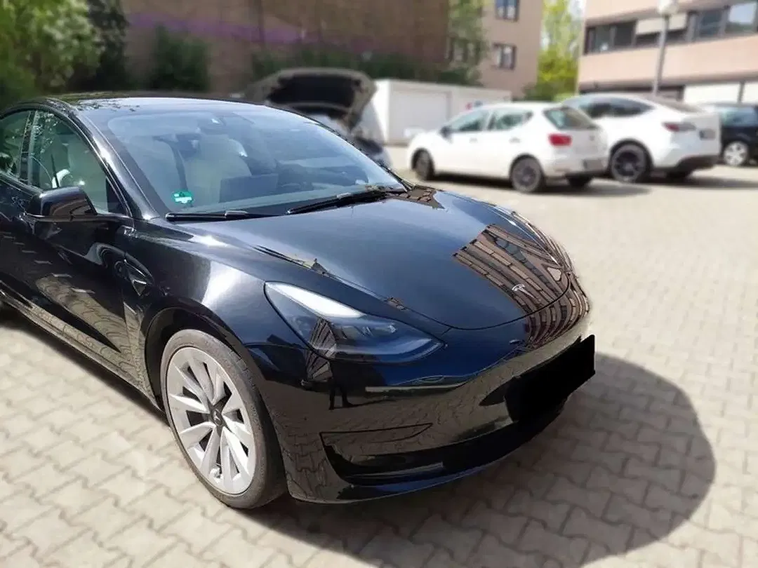 Tesla Model 3 - Thumbnail 2