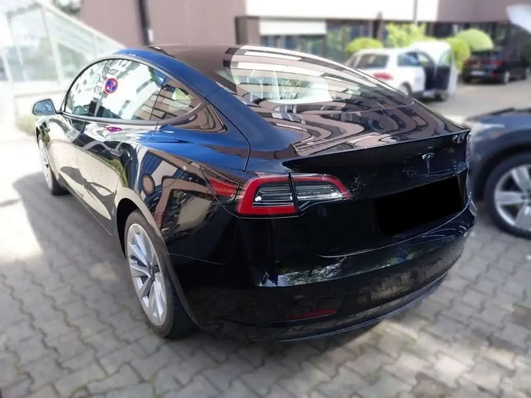 Tesla Model 3 - Thumbnail 3
