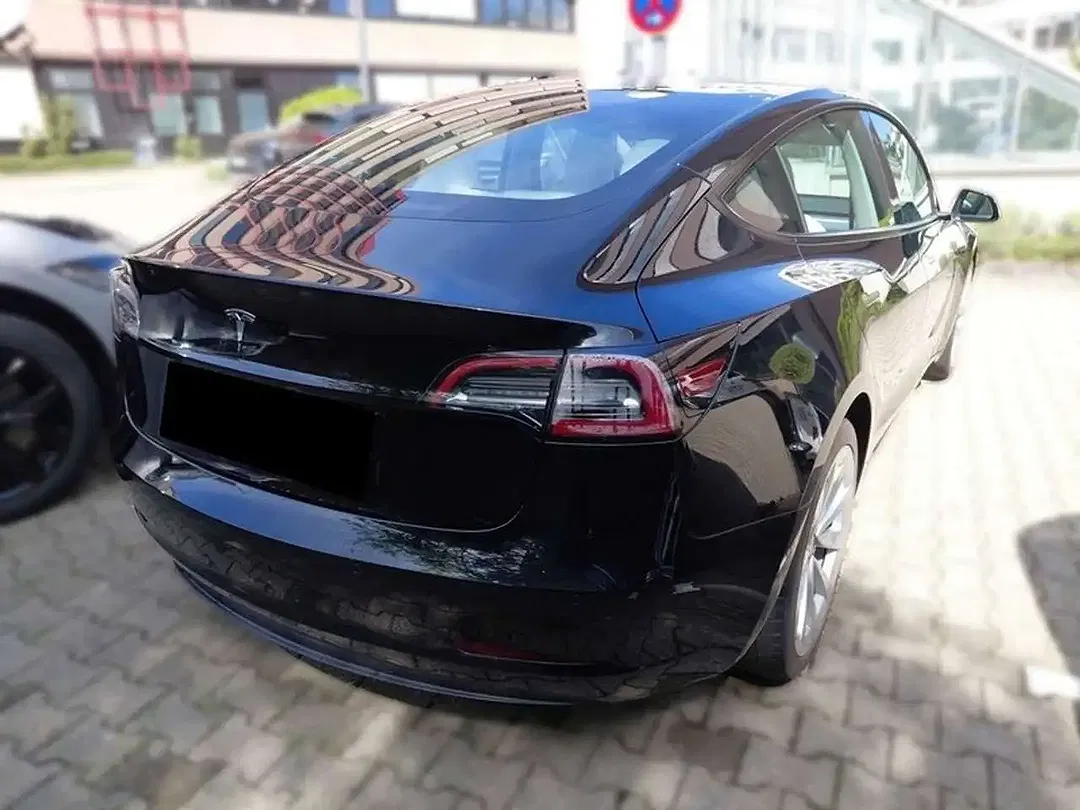 Tesla Model 3 - Thumbnail 4