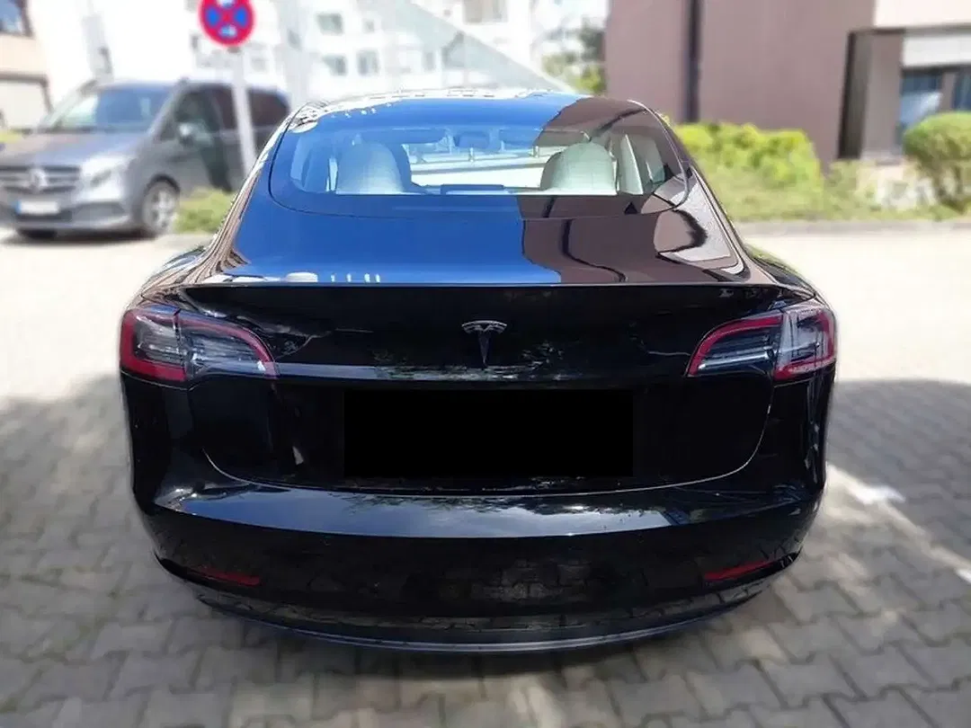 Tesla Model 3 - Thumbnail 5