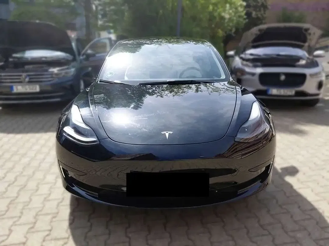 Tesla Model 3 - Thumbnail 6