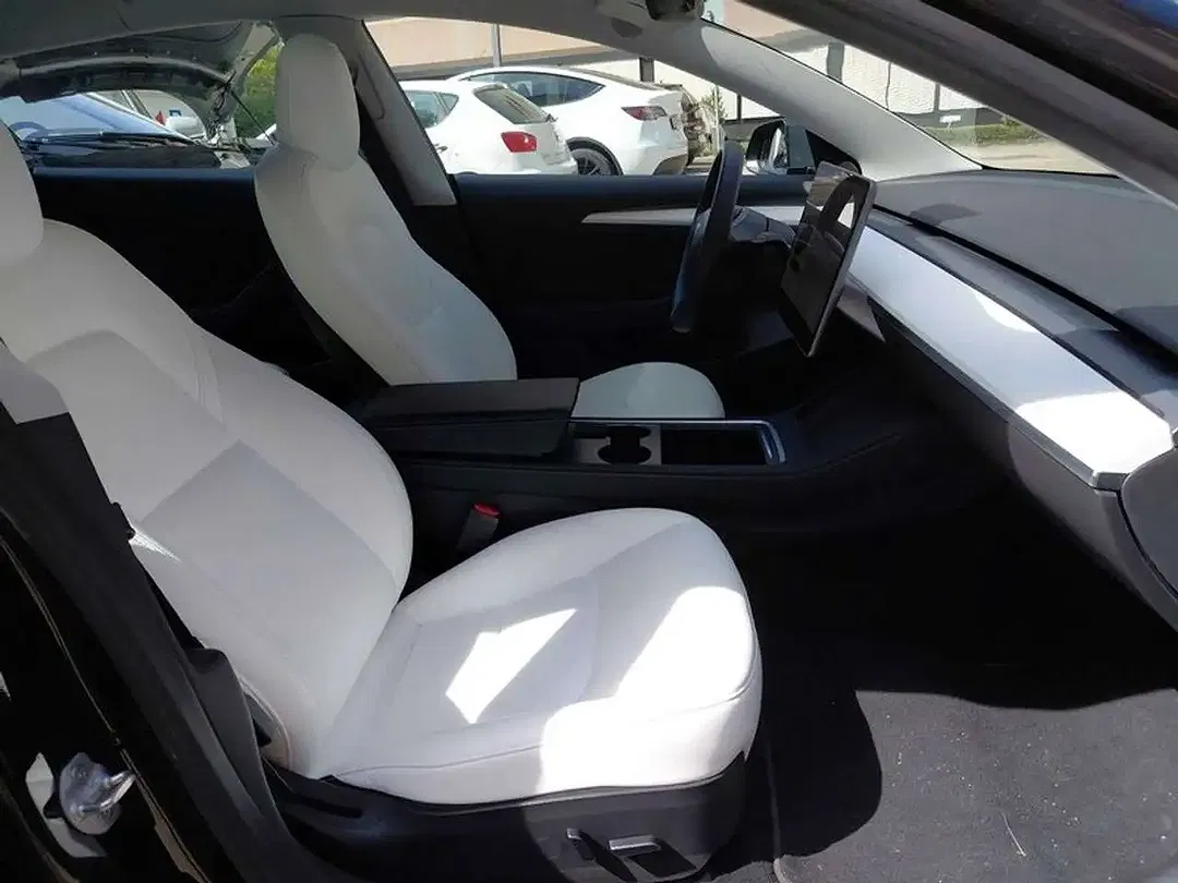 Tesla Model 3 - Thumbnail 8