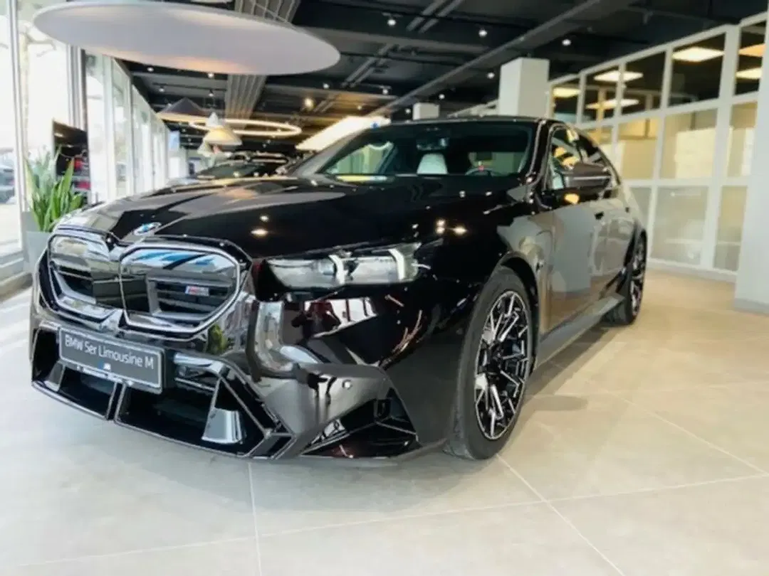 BMW M5 - Thumbnail 1
