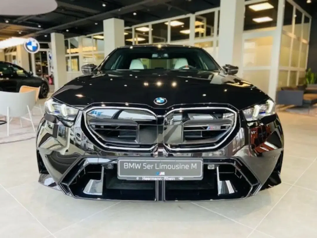 BMW M5 - Thumbnail 2
