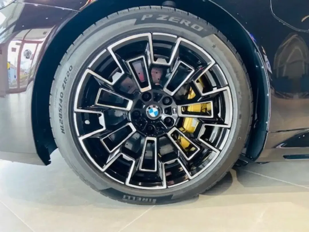 BMW M5 - Thumbnail 7