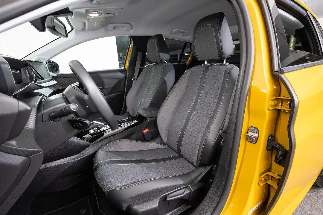 Peugeot 208 - Thumbnail 11