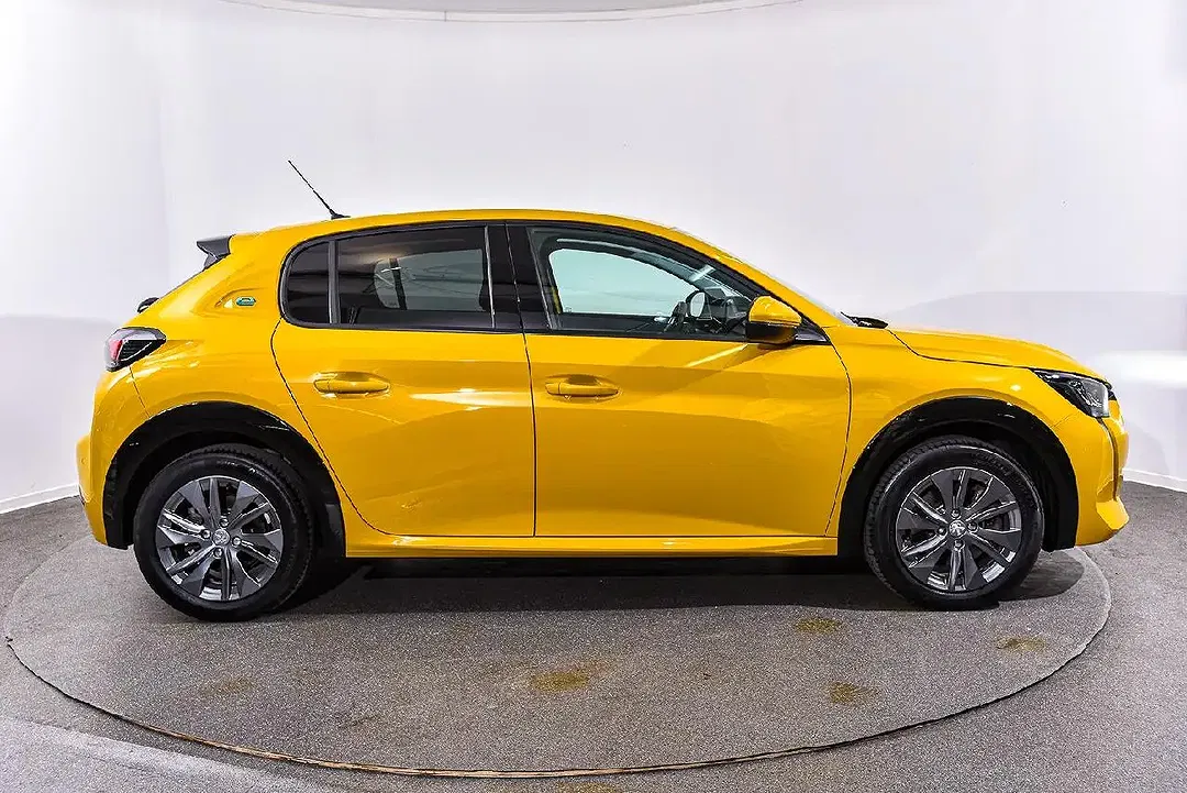 Peugeot 208 - Thumbnail 4