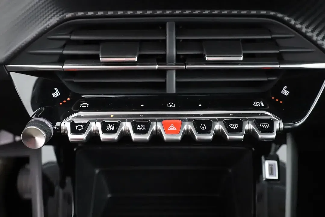 Peugeot 208 - Thumbnail 11