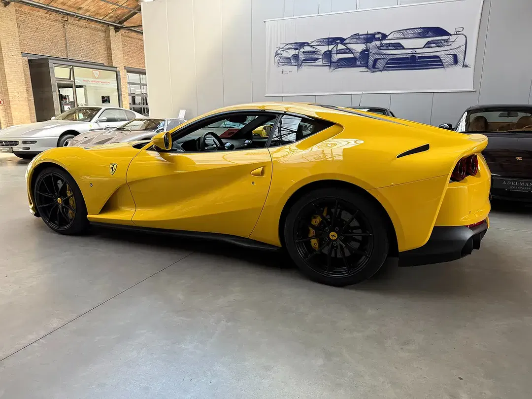 Ferrari 812 - Thumbnail 2
