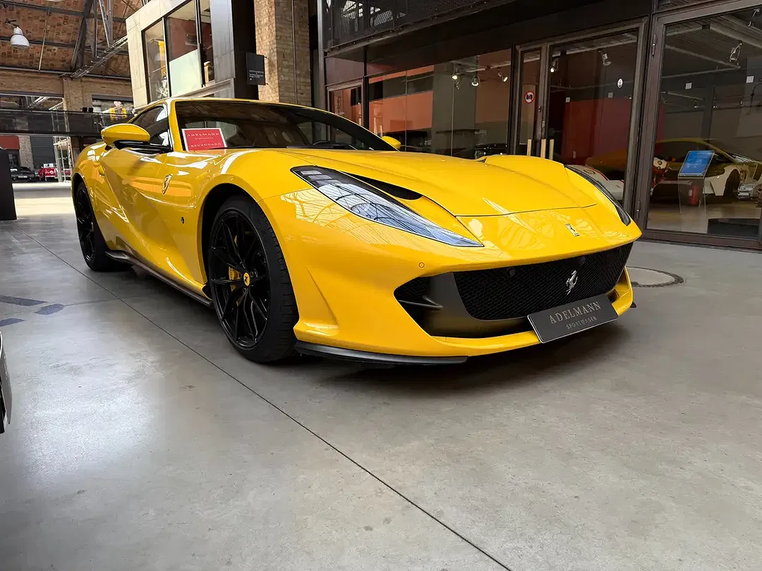 Ferrari 812 - Thumbnail 3