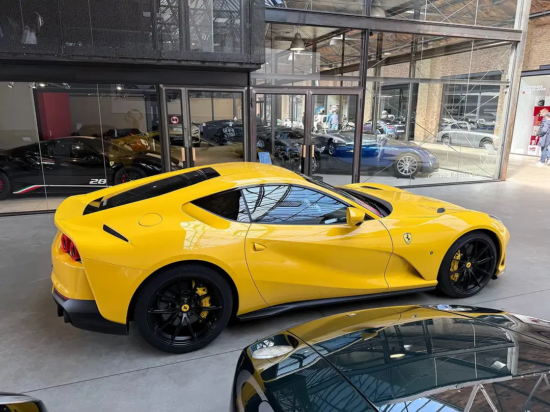 Ferrari 812 - Thumbnail 5