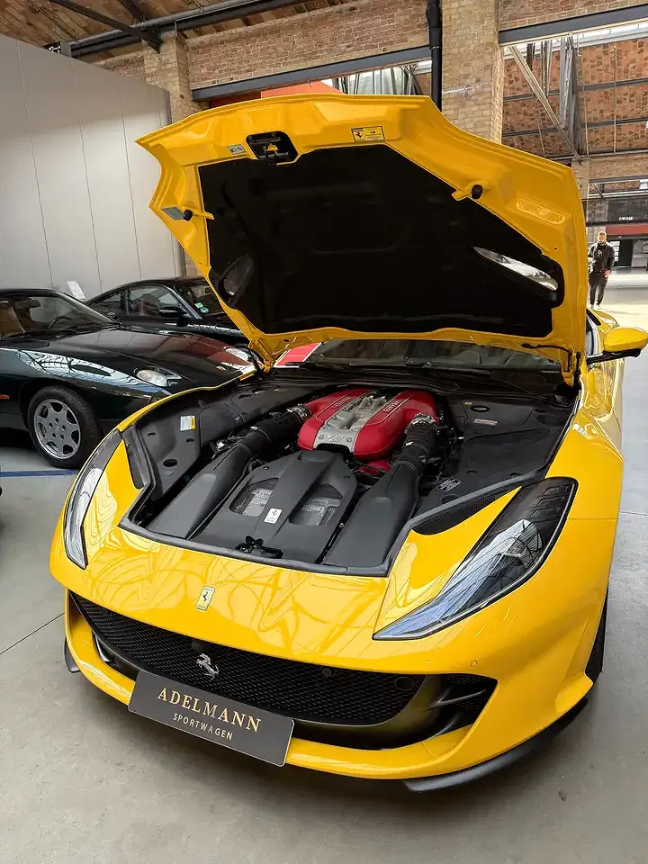 Ferrari 812 - Thumbnail 9