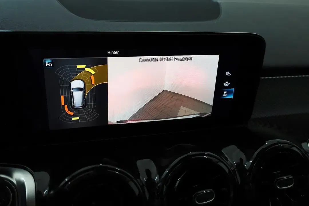 Mercedes-Benz GLB 200 - Thumbnail 18