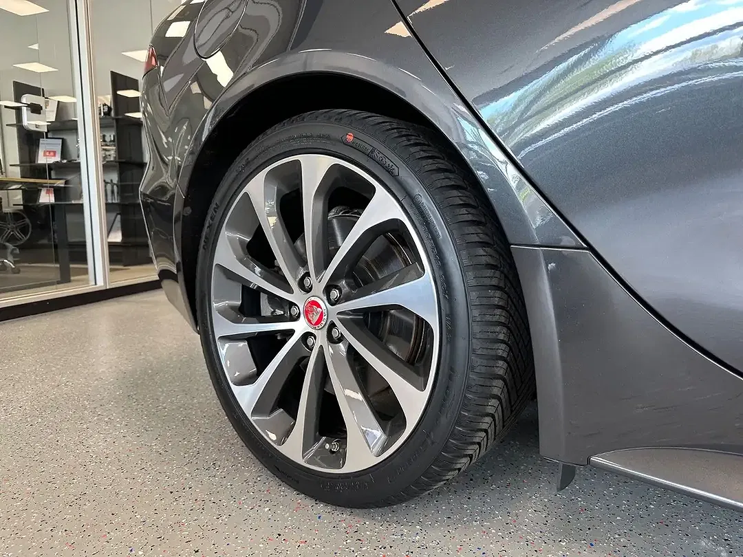 Jaguar XE - Thumbnail 11