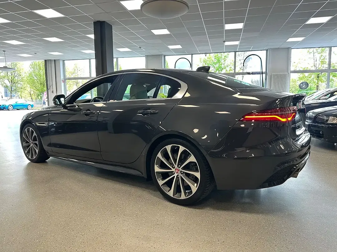 Jaguar XE - Thumbnail 13