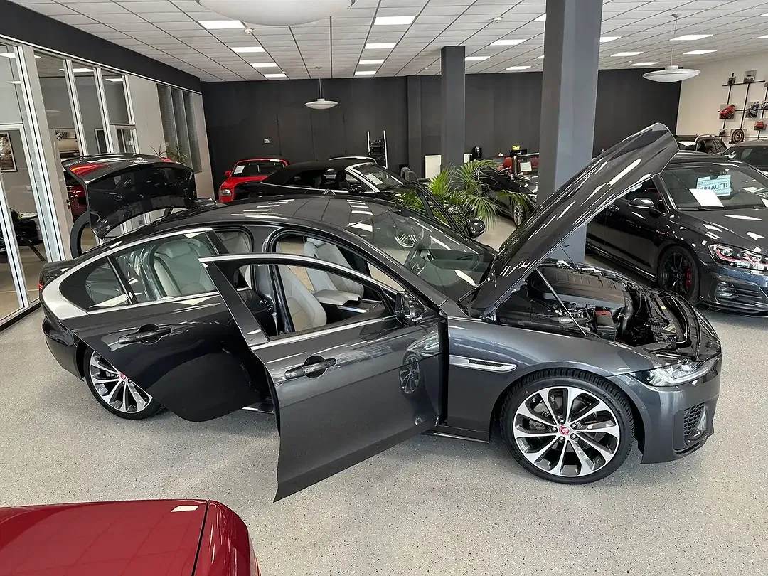 Jaguar XE - Thumbnail 2