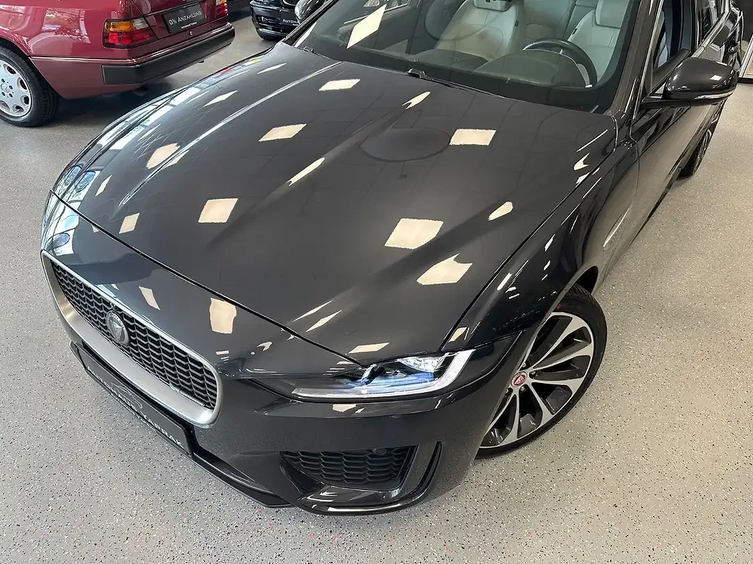 Jaguar XE - Thumbnail 3