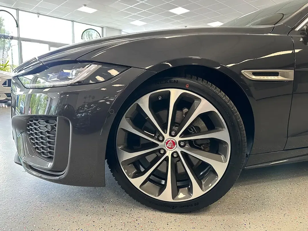Jaguar XE - Thumbnail 4