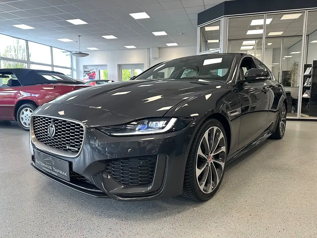 Jaguar XE - Thumbnail 5