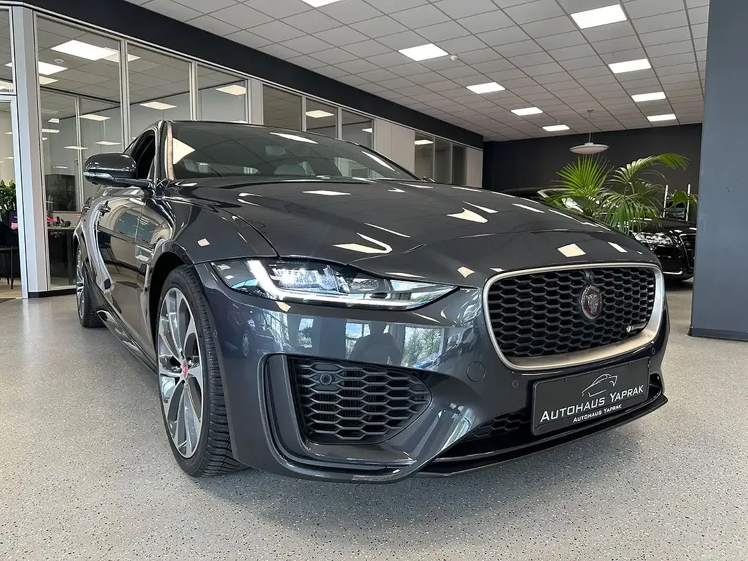 Jaguar XE - Thumbnail 7