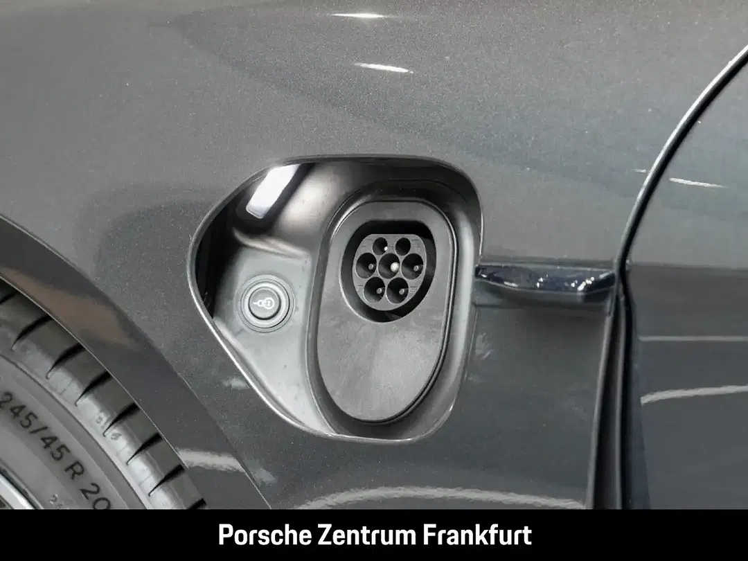Porsche Taycan - Thumbnail 8