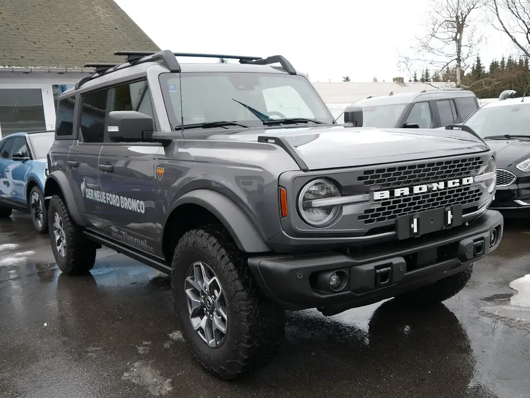 Ford Bronco - Thumbnail 2