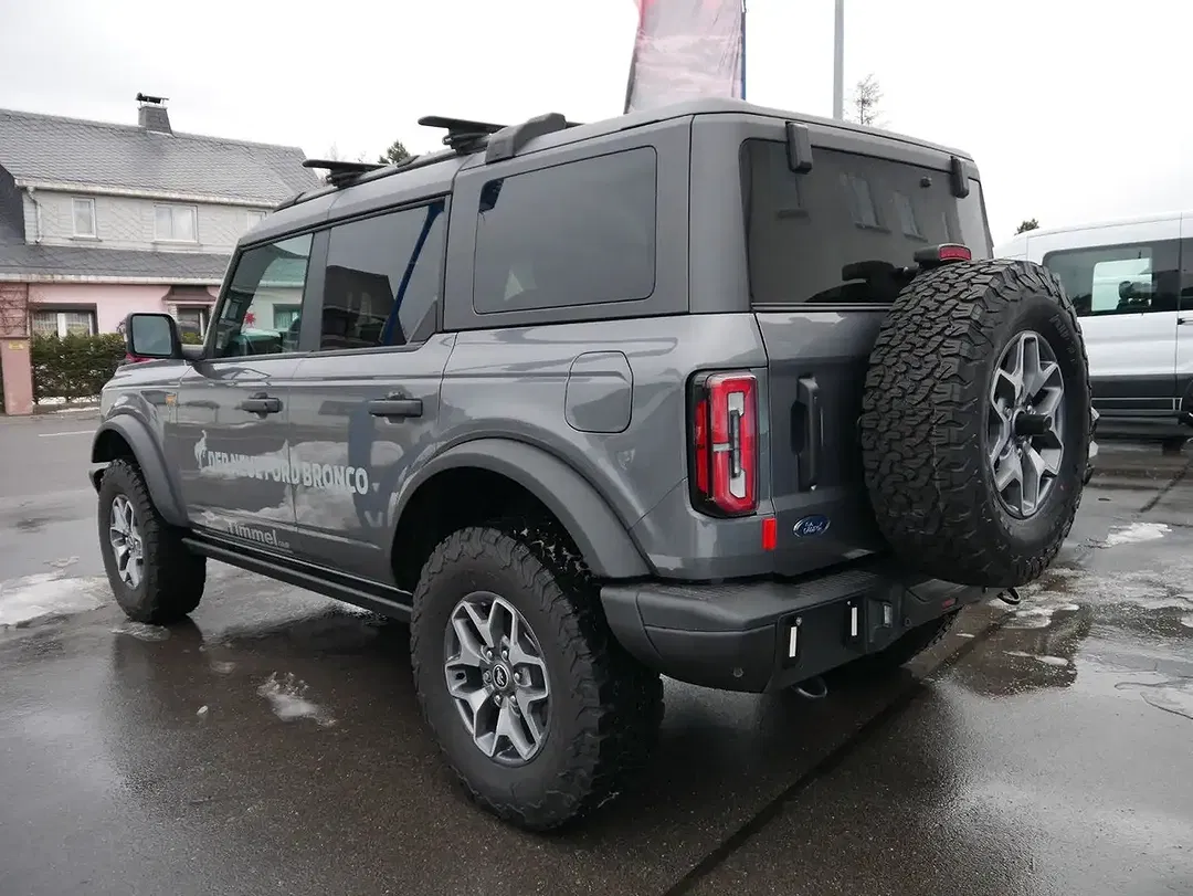 Ford Bronco - Thumbnail 3
