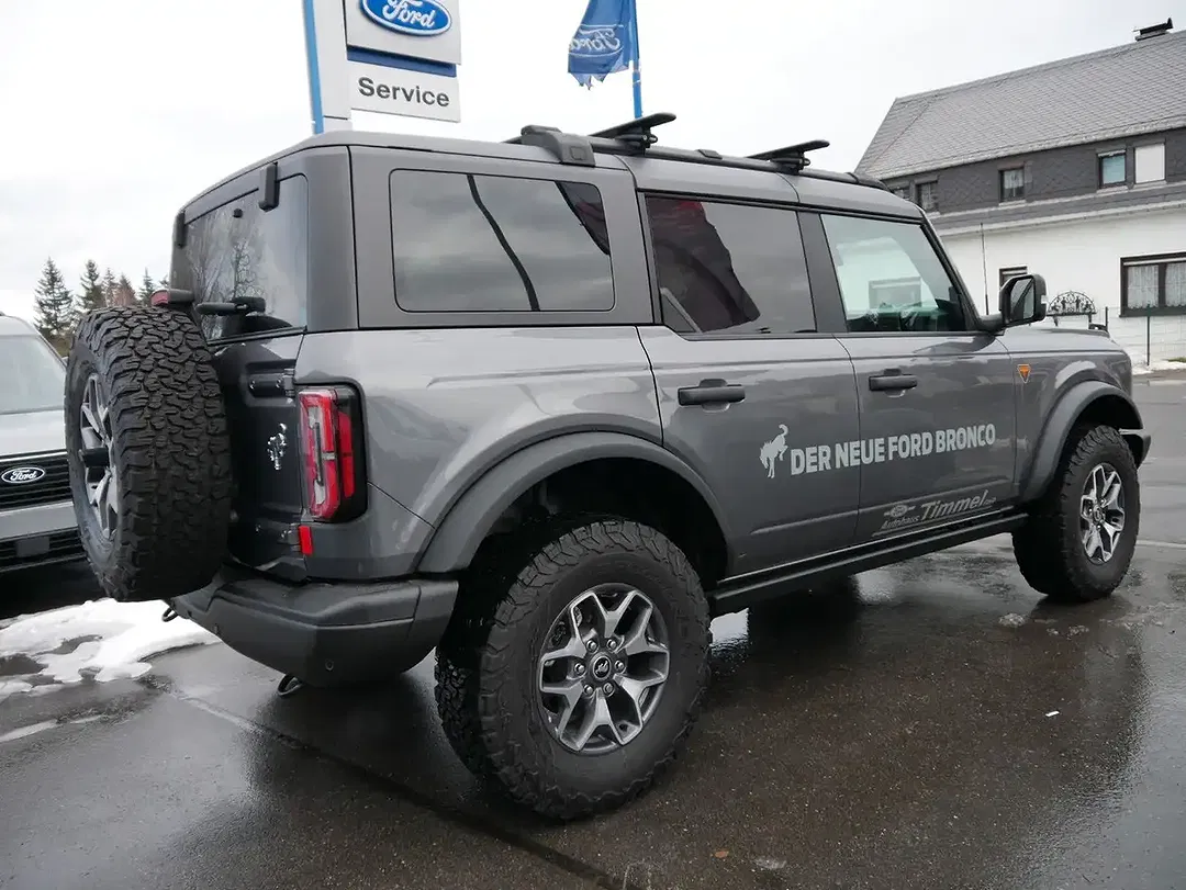 Ford Bronco - Thumbnail 4