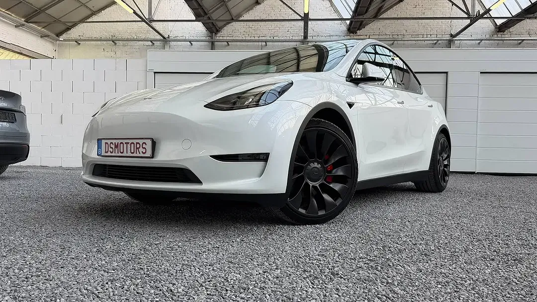 Tesla Model Y - Thumbnail 2