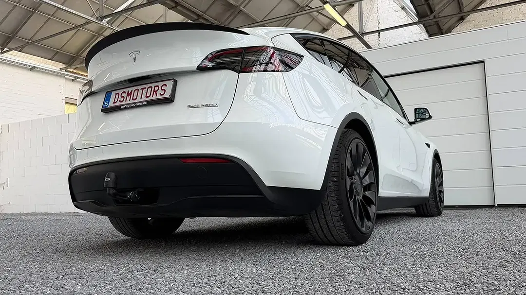 Tesla Model Y - Thumbnail 3