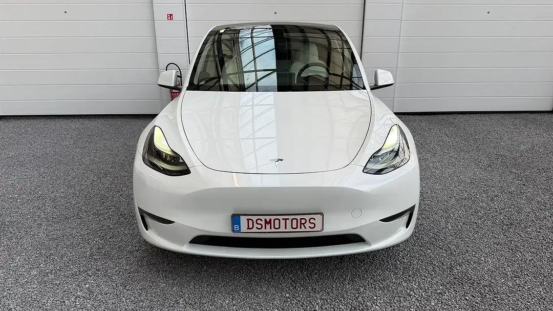 Tesla Model Y - Thumbnail 4