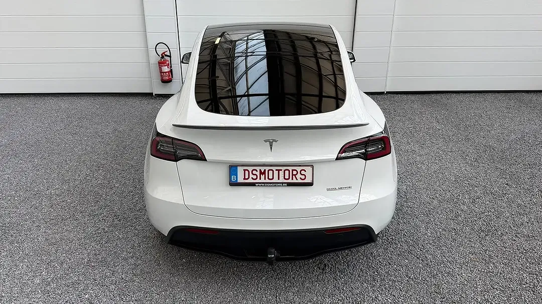 Tesla Model Y - Thumbnail 5