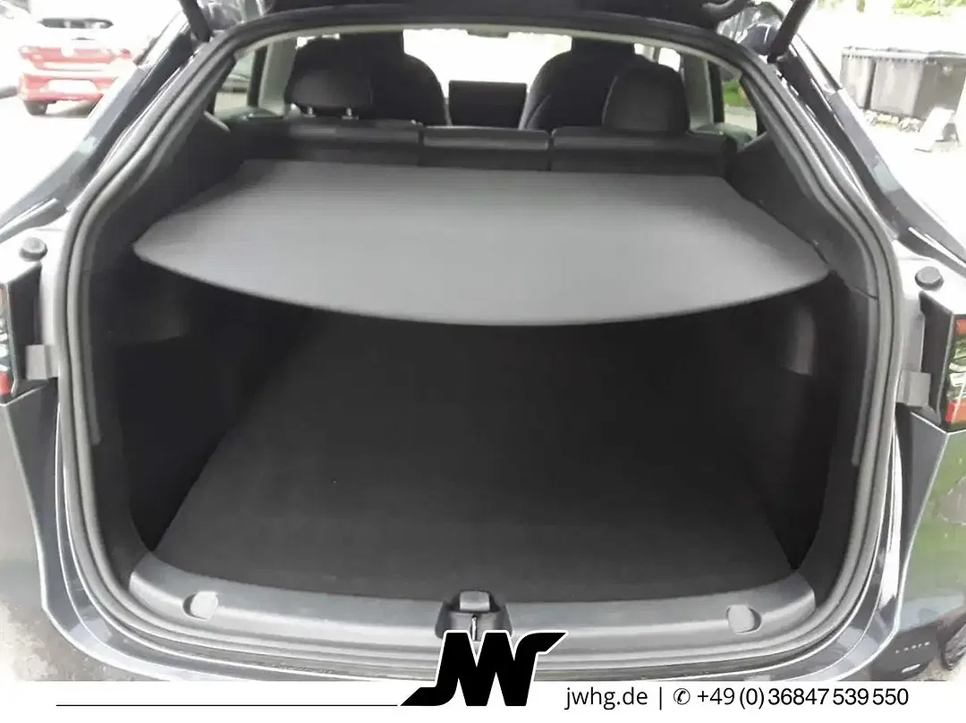 Tesla Model Y - Thumbnail 11