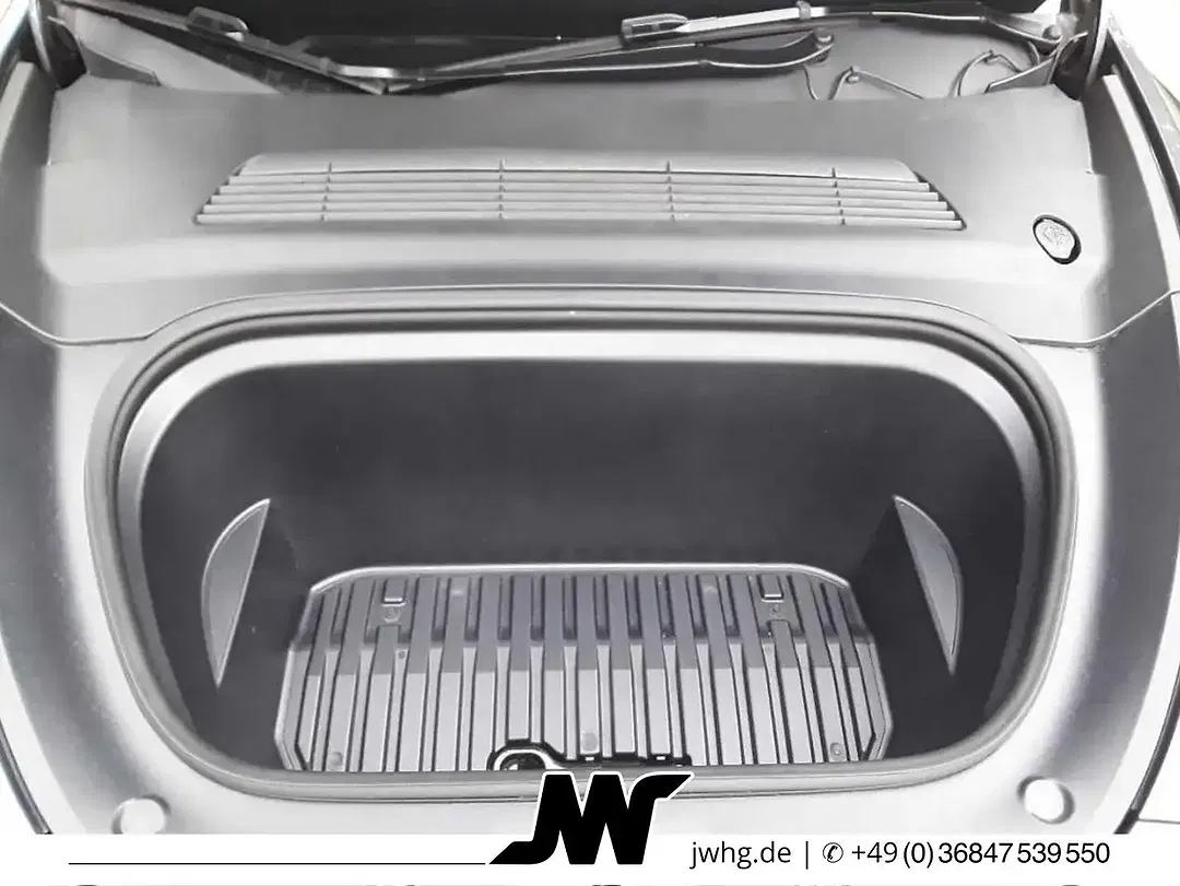 Tesla Model Y - Thumbnail 12
