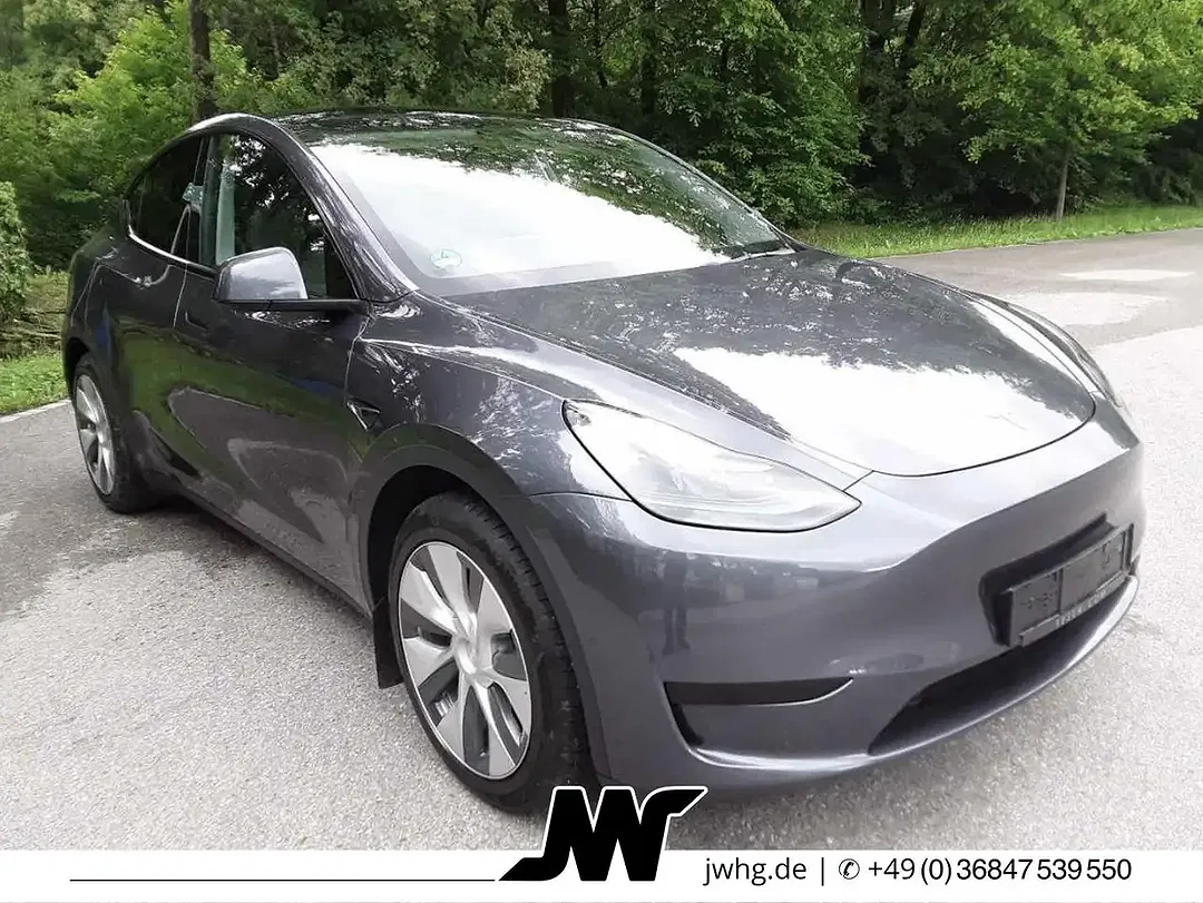 Tesla Model Y - Thumbnail 2