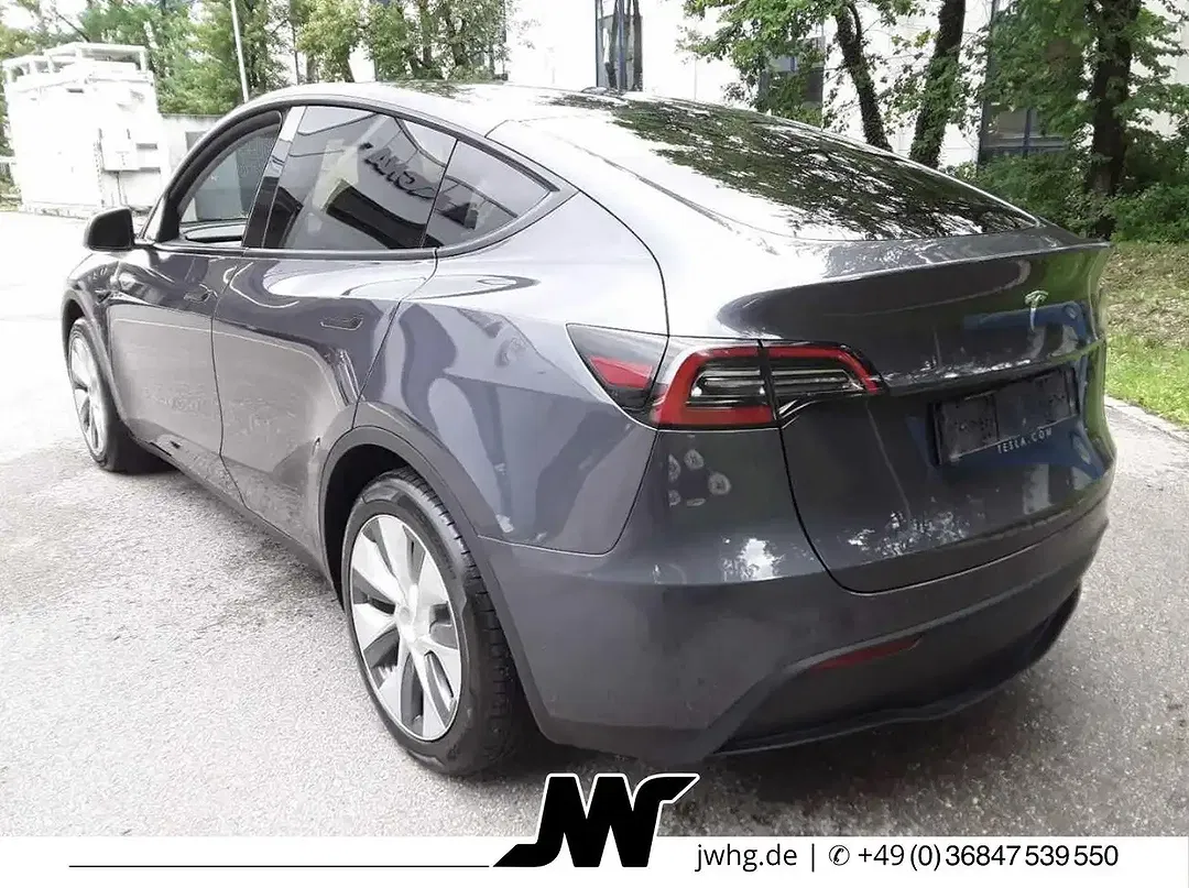 Tesla Model Y - Thumbnail 3